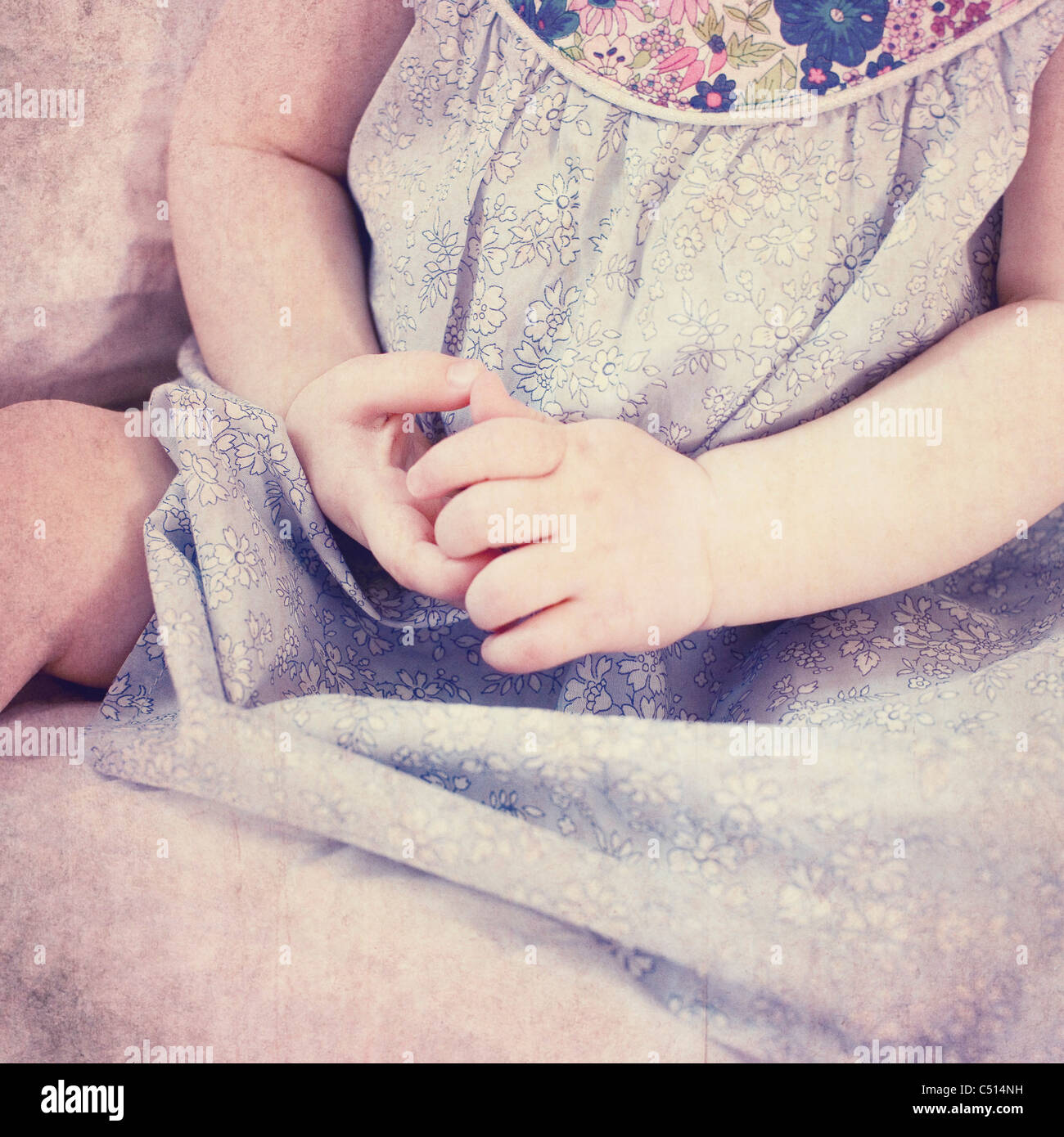 Baby girl di braccia, ritagliato Foto Stock