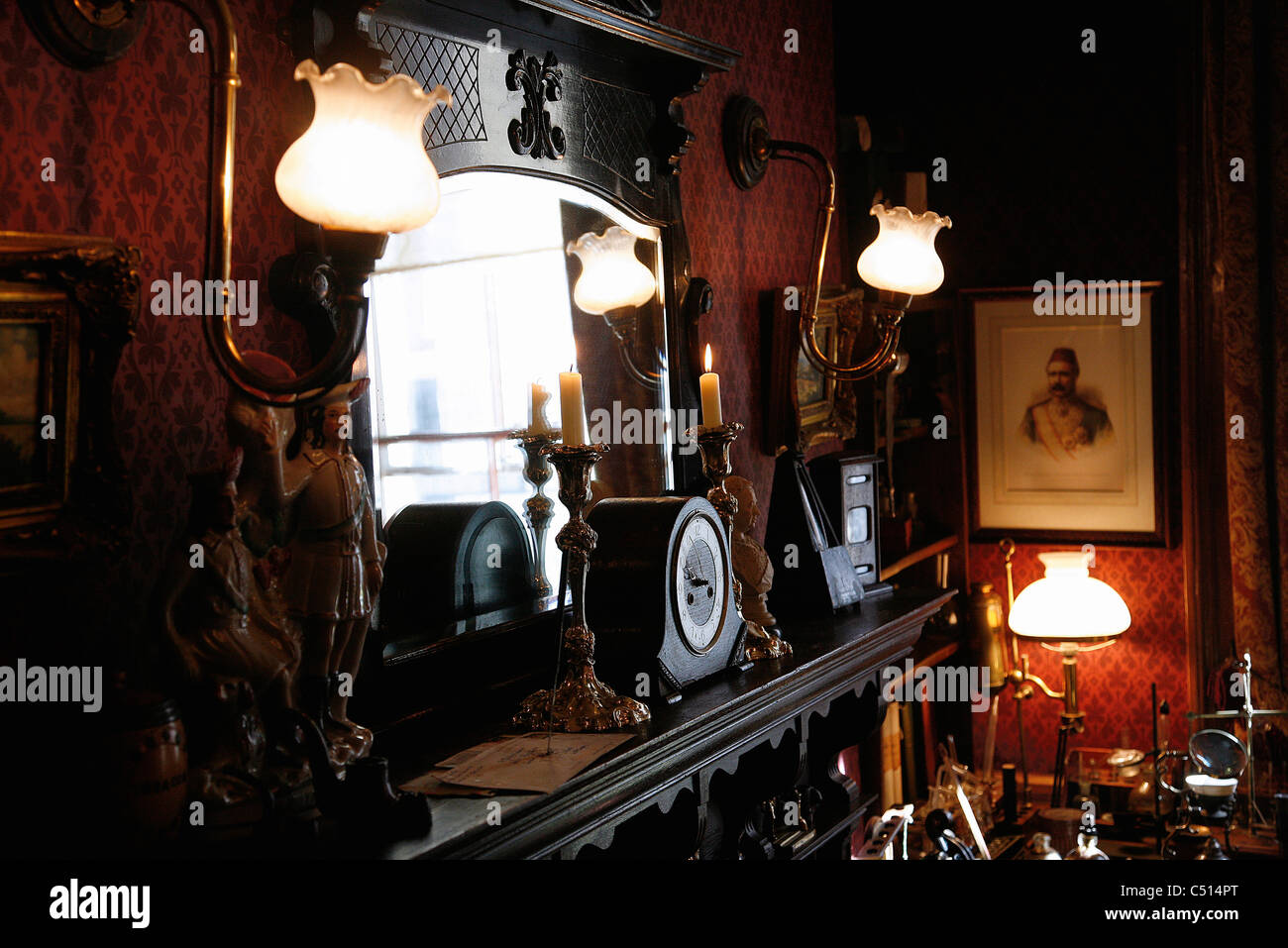 Le candele e i mirror su mantelpiece Foto Stock