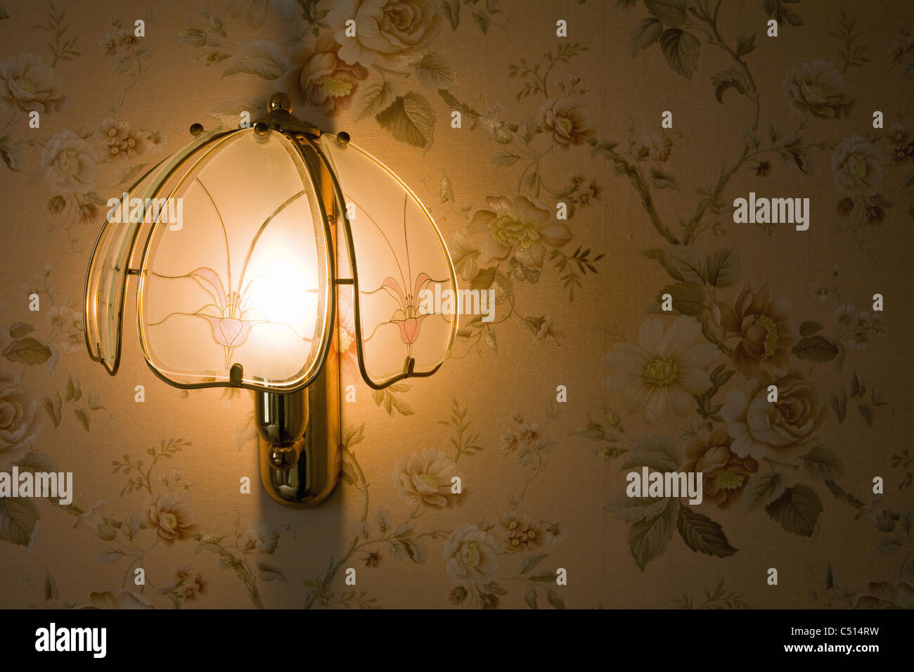 Parete decorativa spia illuminata di notte Foto Stock