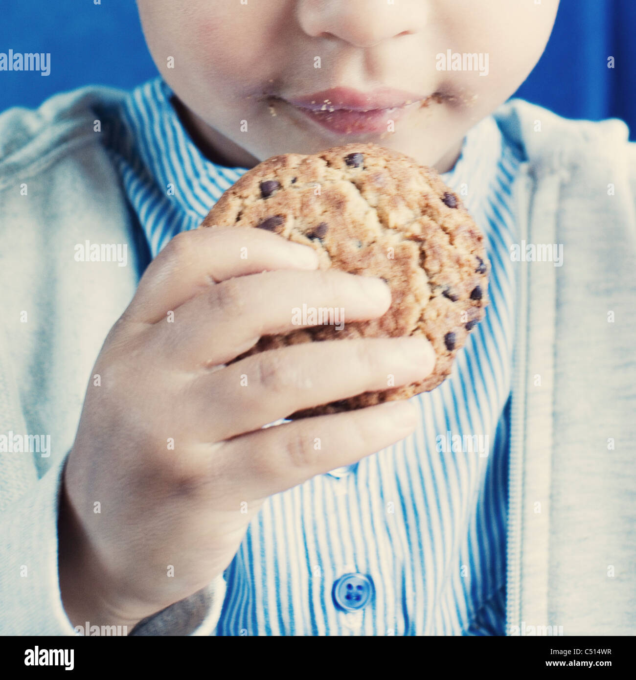 Little Girl holding cookie, metà sezione Foto Stock