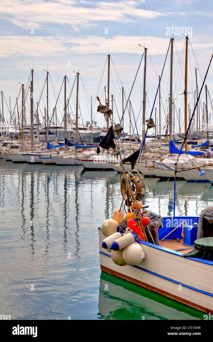 Il porto di Porto Maurizio - Imperia - Liguria - Italia con yacht, barche a vela e vecchie barche da pesca Foto Stock
