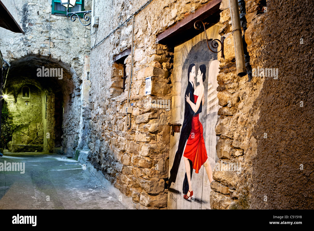 Le porte nel villaggio montano di Valloria (Liguria, Italia) sono tutte dipinte Foto Stock