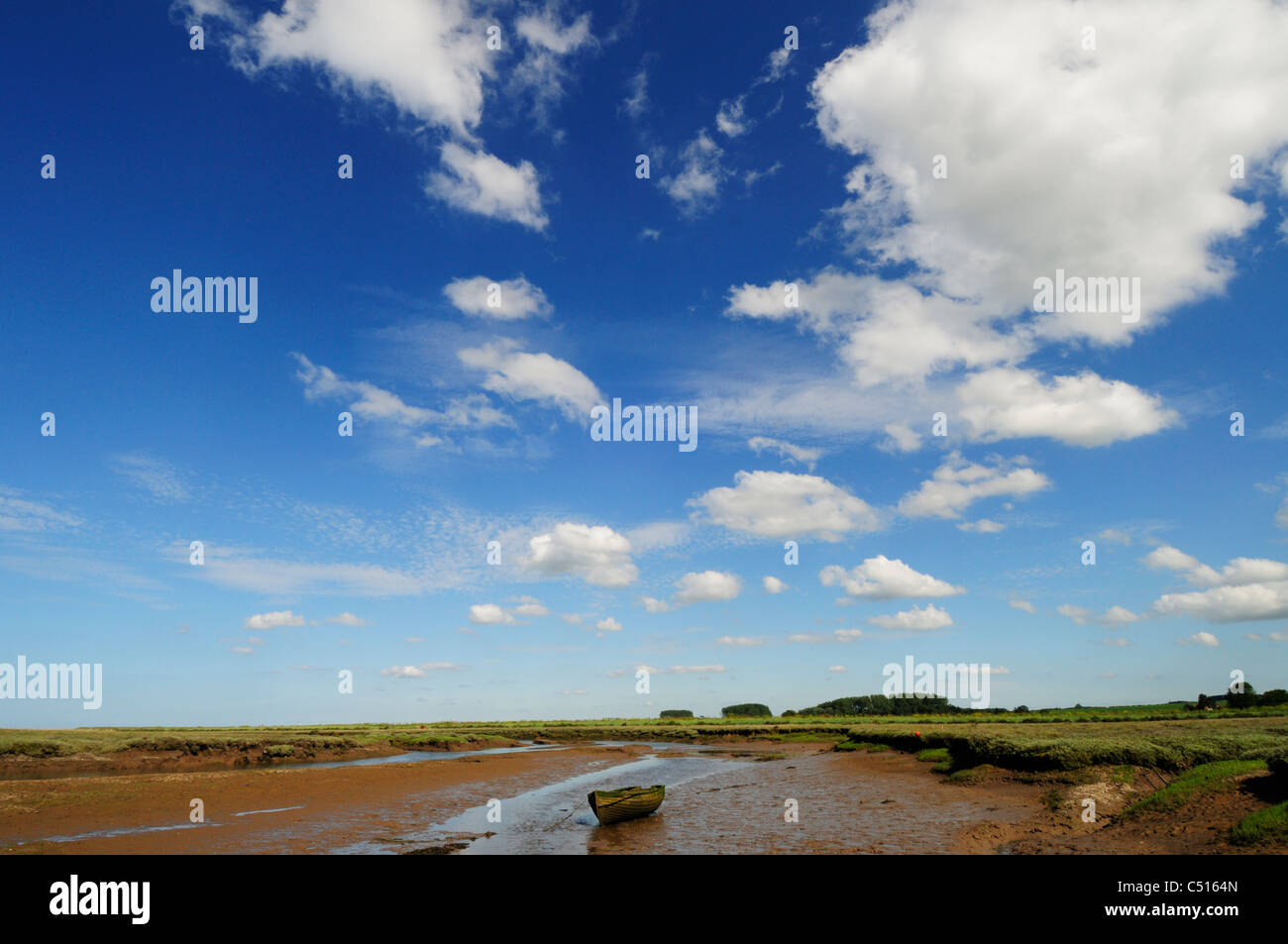 E salmastre Big Sky a Burnham Deepdale, Norfolk, Inghilterra, Regno Unito Foto Stock