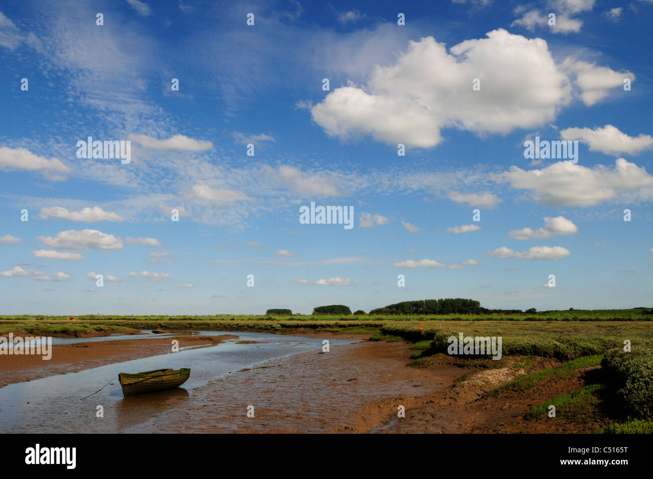 E salmastre Big Sky a Burnham Deepdale, Norfolk, Inghilterra, Regno Unito Foto Stock