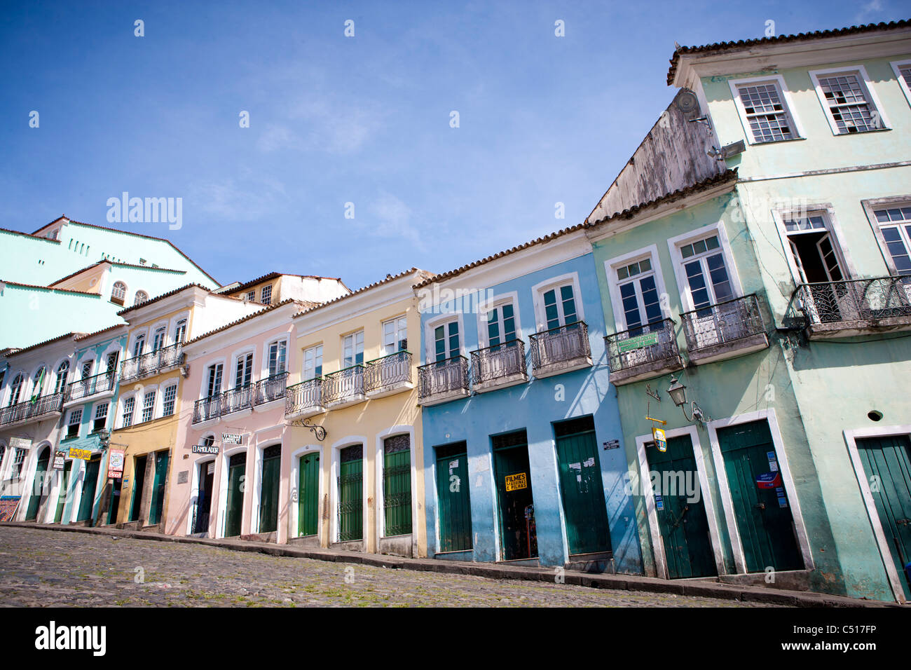 Edificio portoghese in Brasile inclinate con la strada in discesa Foto Stock