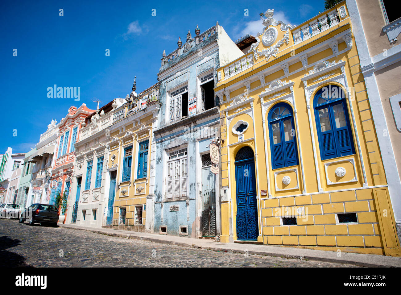 Edificio portoghese in Brasile inclinate con la strada in discesa Foto Stock
