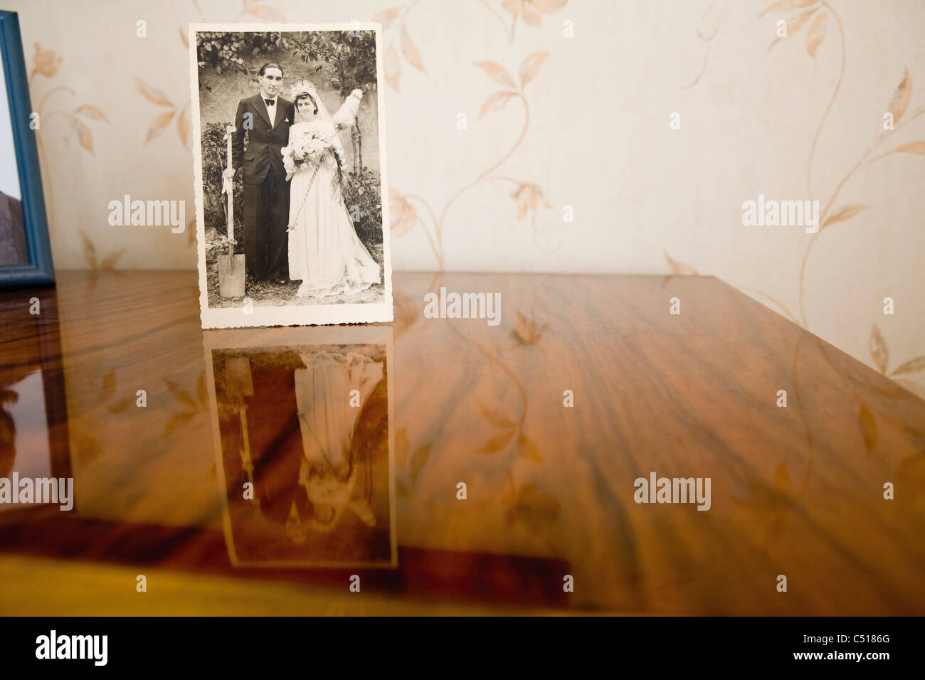 Vecchia fotografia della sposa e lo sposo il giorno delle nozze Foto Stock