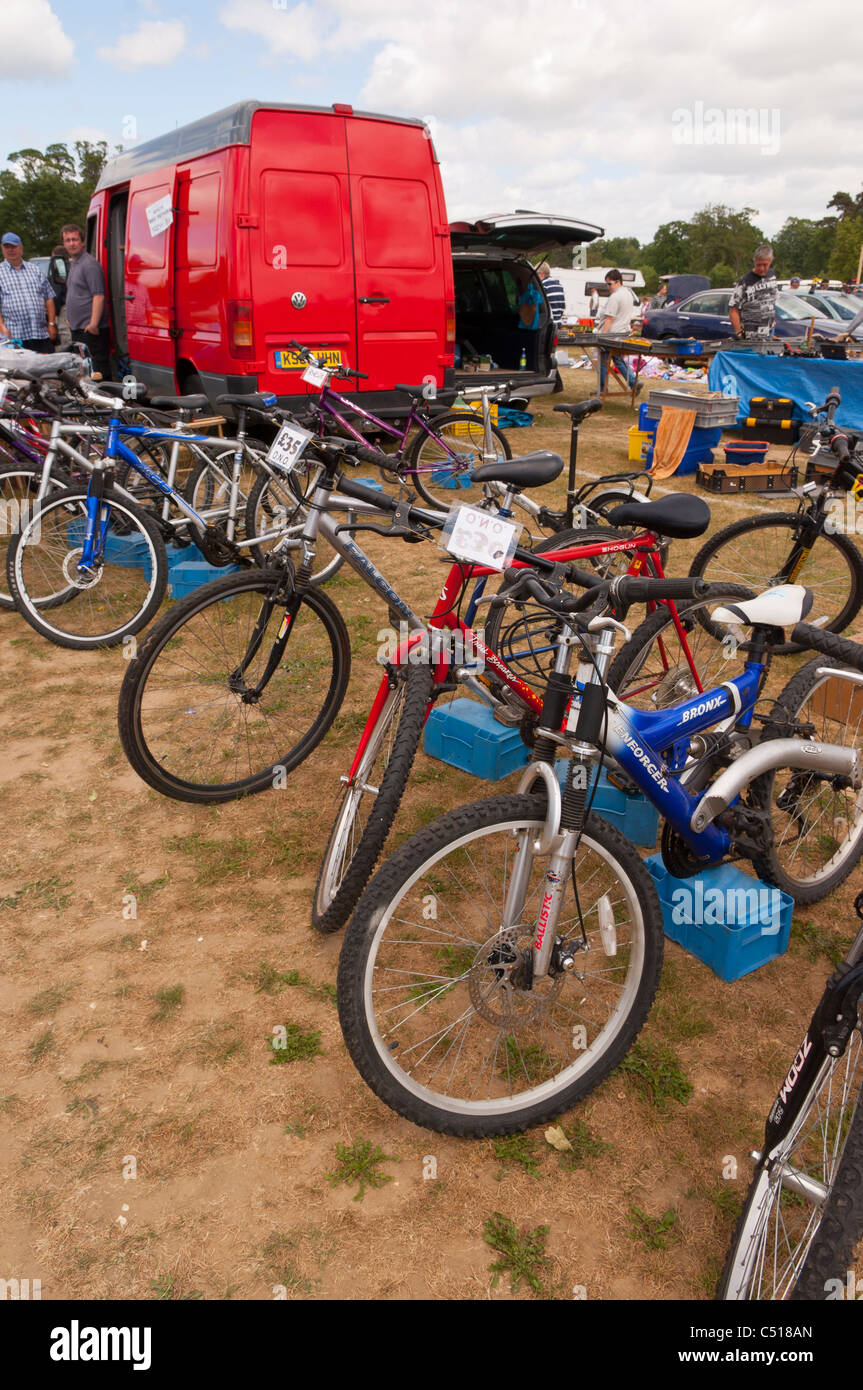 Un moto usate in stallo la vendita di biciclette sul bagagliaio della  vettura in vendita in Suffolk , Inghilterra , Inghilterra , Regno Unito  Foto stock - Alamy