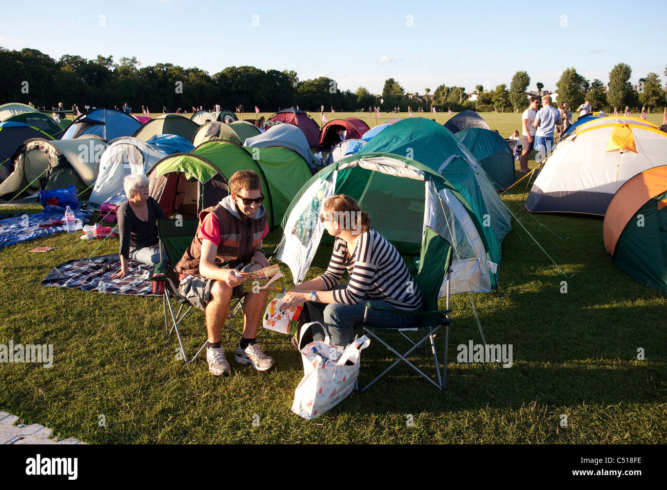 Gli appassionati di tennis camping a Wimbledon Park vicino a Wimbledon Tennis Championships 2011, Wimbledon, London, Regno Unito.Foto:Jeff Gilbert Foto Stock