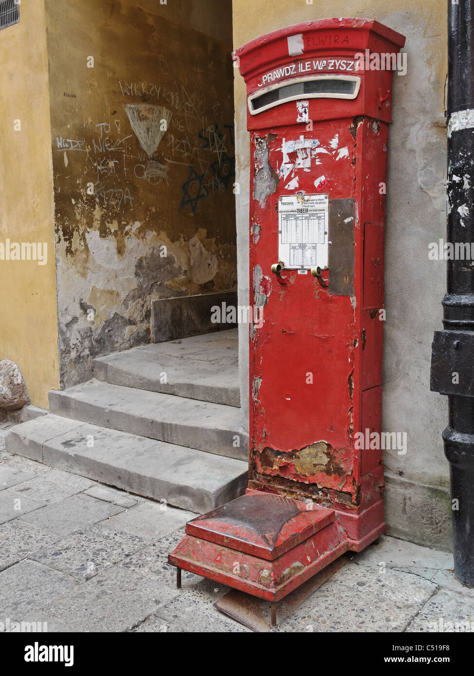 Una vecchia pesa pubblica macchina nell'area della Città Vecchia di Varsavia, Polonia. Foto Stock