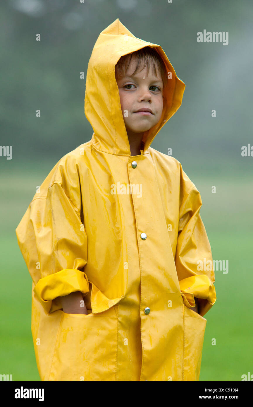 Ritratto di giovane ragazzo che indossa un impermeabile giallo Foto stock -  Alamy