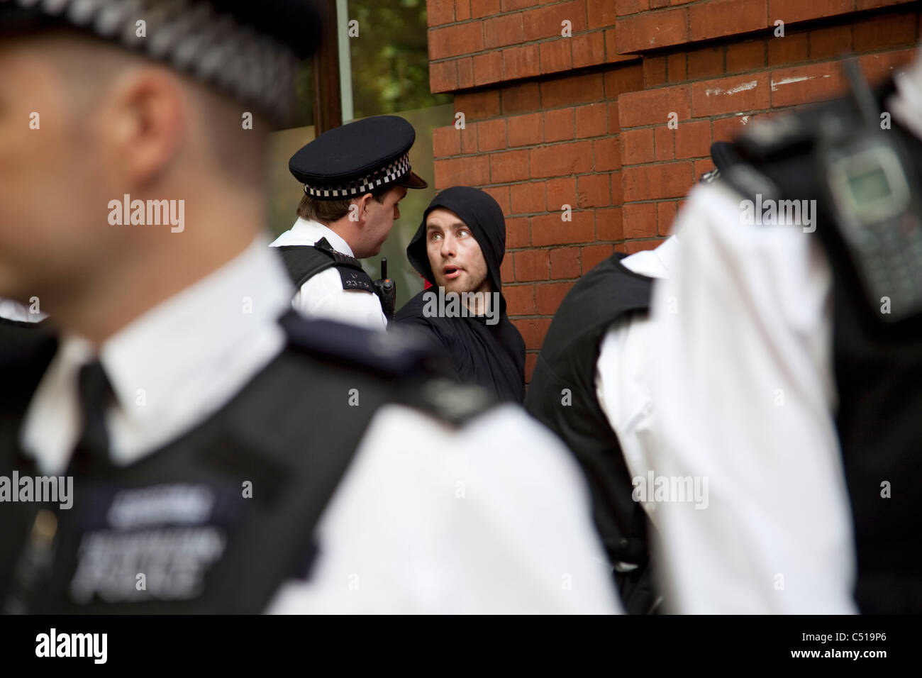 La polizia utilizzando i loro poteri di arresto e di ricerca durante lo sciopero generale del marzo nel centro di Londra. Foto Stock