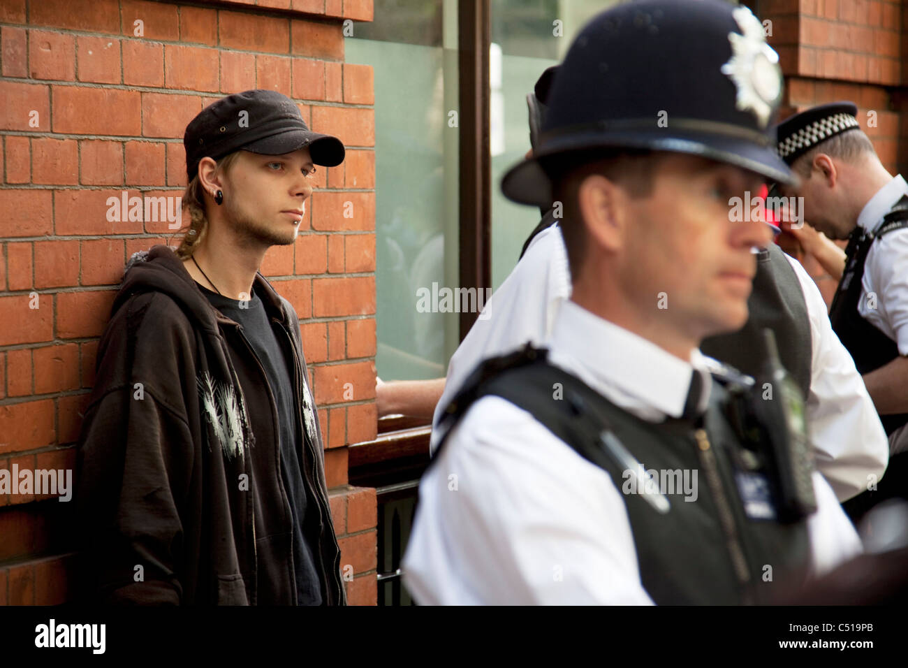 La polizia utilizzando i loro poteri di arresto e di ricerca durante lo sciopero generale del marzo nel centro di Londra. Regno Unito. Foto Stock
