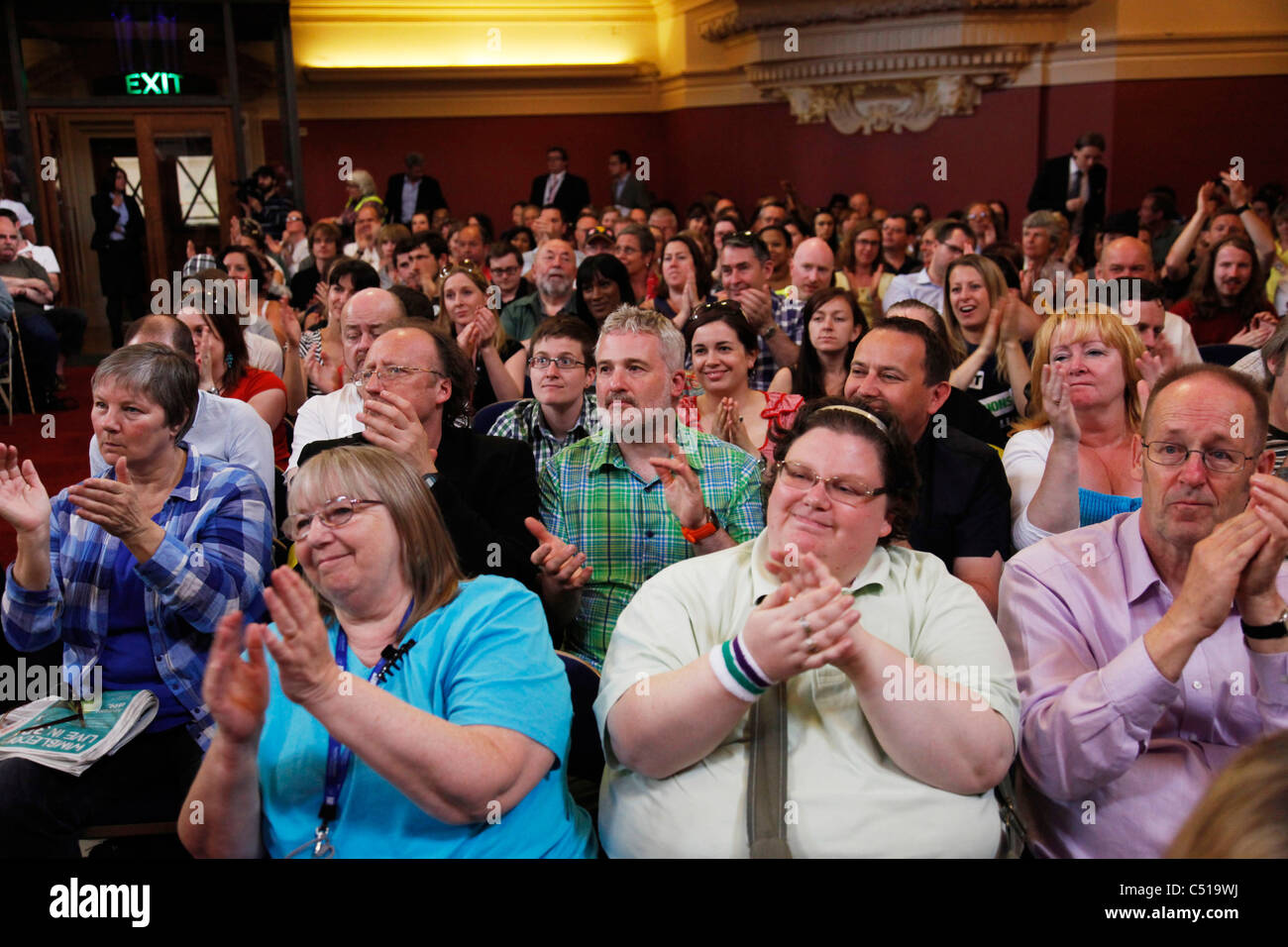 I sostenitori di applaudire un discorso durante l unione al rally Metodista di Westminster Hall di Londra, Regno Unito. Foto Stock