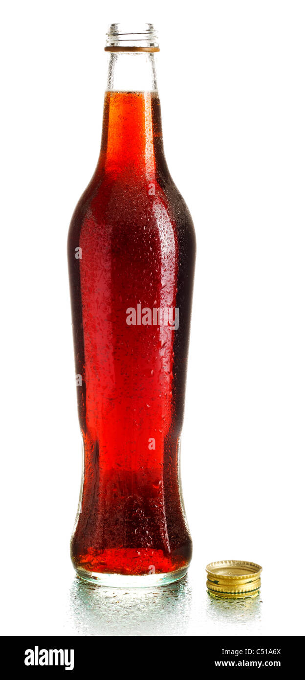 Singola bottiglia di cola isolati su sfondo bianco Foto Stock