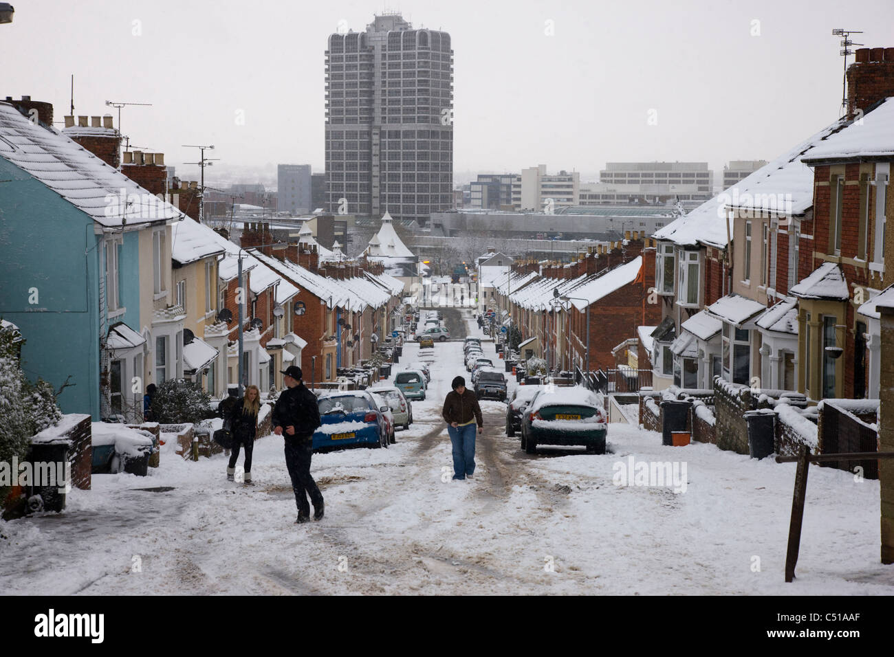 Il centro città di Swindon nella neve, visto da una strada laterale e in cima a una collina ripida Foto Stock