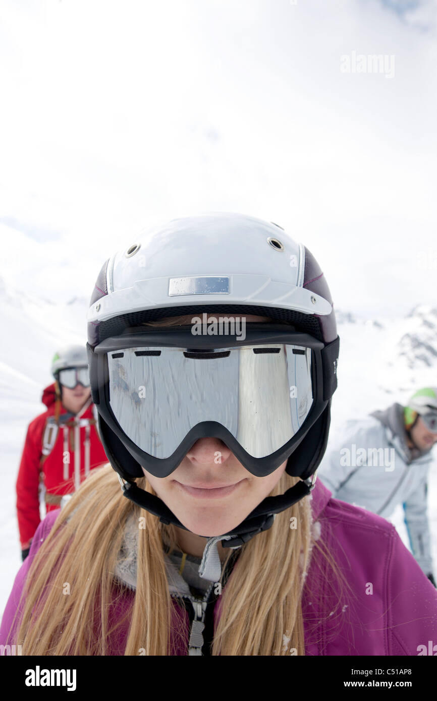 Ritratto di donna che indossa gli occhiali da sci e casco Foto stock - Alamy