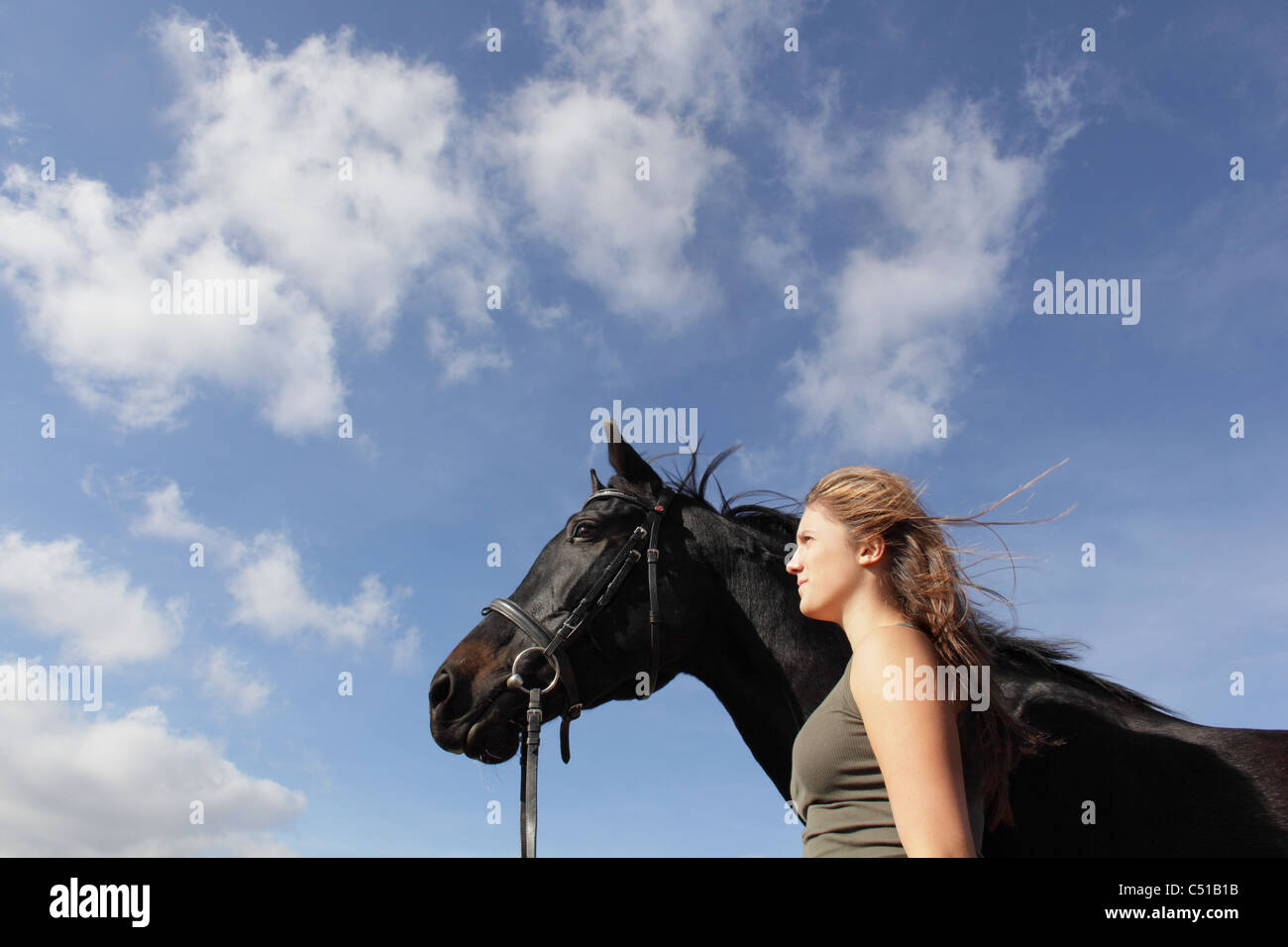 Ritratto di ragazza adolescente e cavallo nero Foto Stock
