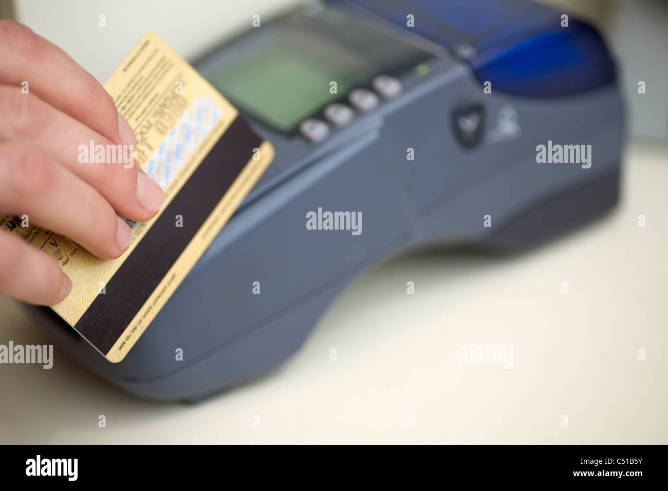 Close-up di carta di credito ed elettronici del dispositivo di lettura Foto Stock
