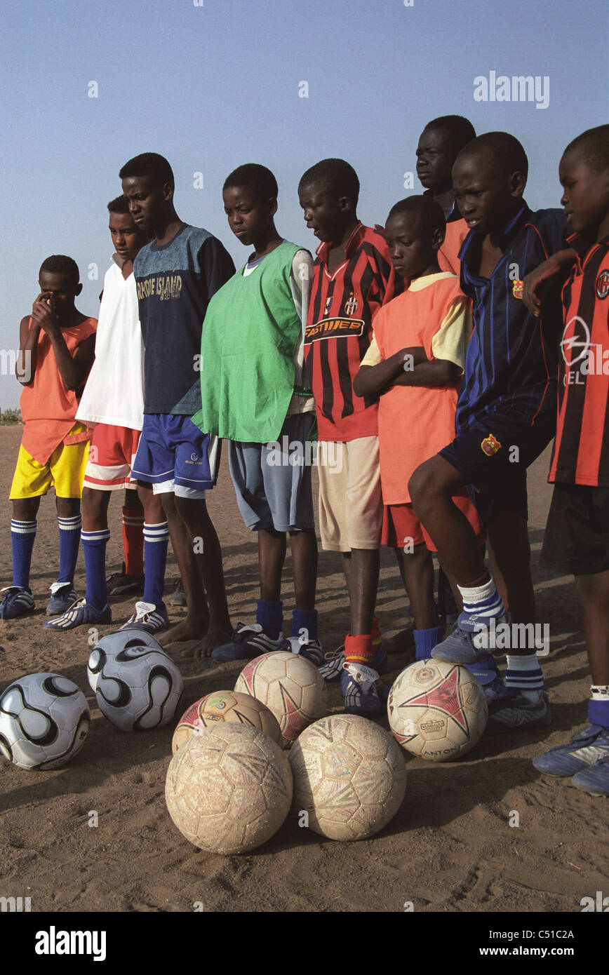 I BAMBINI DEL SUDAN VISION : l'apprendista fotografi del Soba scuola di calcio Foto Stock