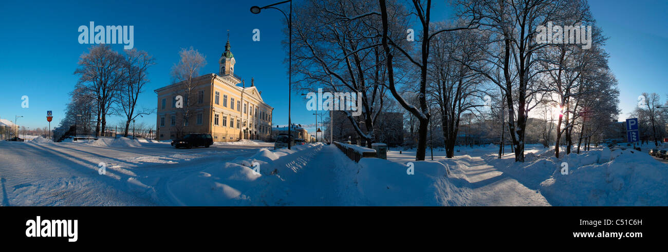 La Scandinavia Finlandia Pori town hall in snow SCENIC. Coperte di neve e di albero quadrato Foto Stock