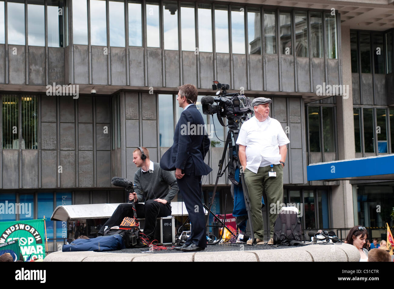 Settore pubblico pensioni sciopero, troupe televisive a Westminster Hall centrale, la piazza del Parlamento, Londra, 30/06/2011, REGNO UNITO Foto Stock Settore pubblico pensioni sciopero, troupe televisive a Westminster Hall centrale, la piazza del Parlamento, Londra, 30/06/2011, REGNO UNITO Foto Stock