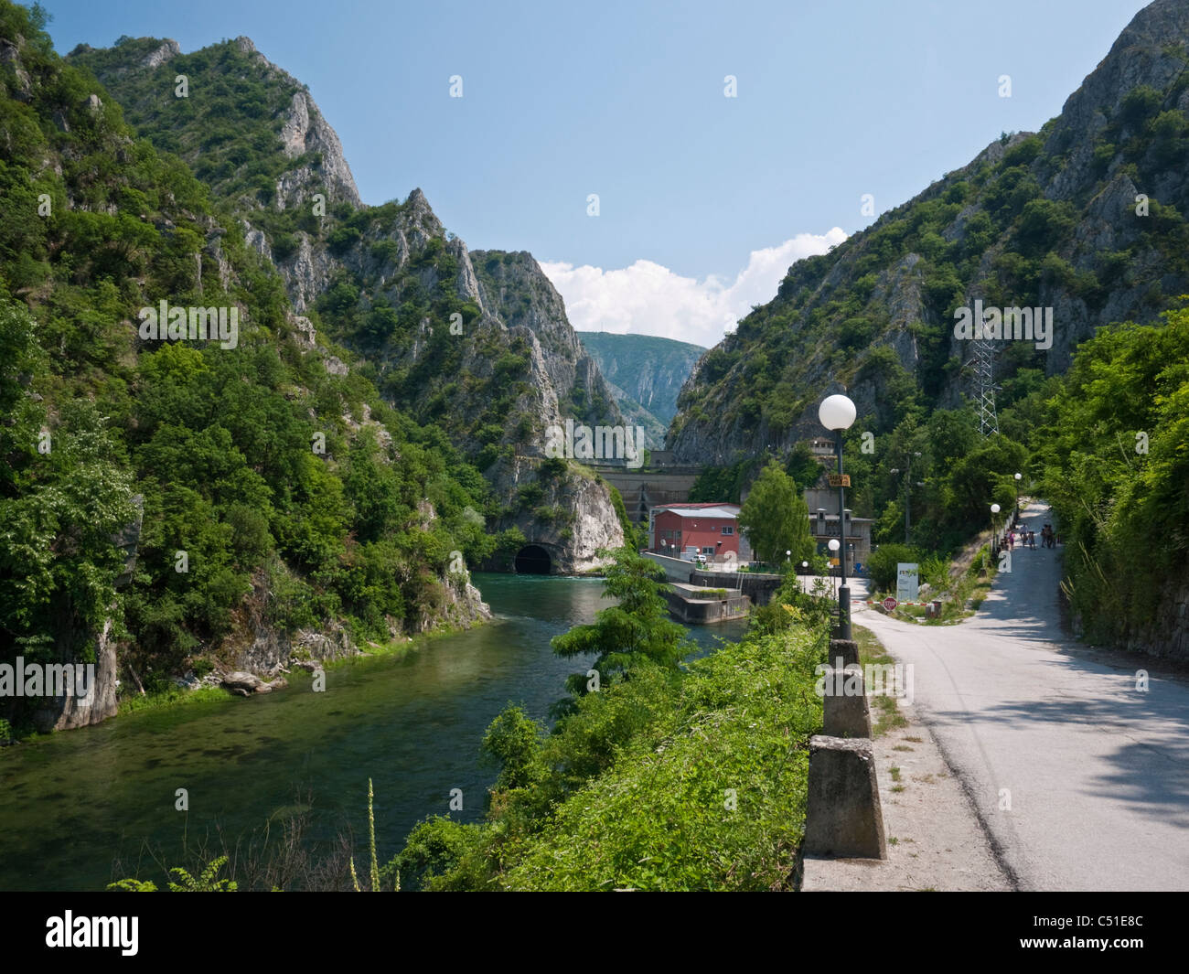 Centrale idroelettrica sul fiume dammed Treska a Matka canyon nel quartiere Saraj di Skopje, Macedonia Foto Stock