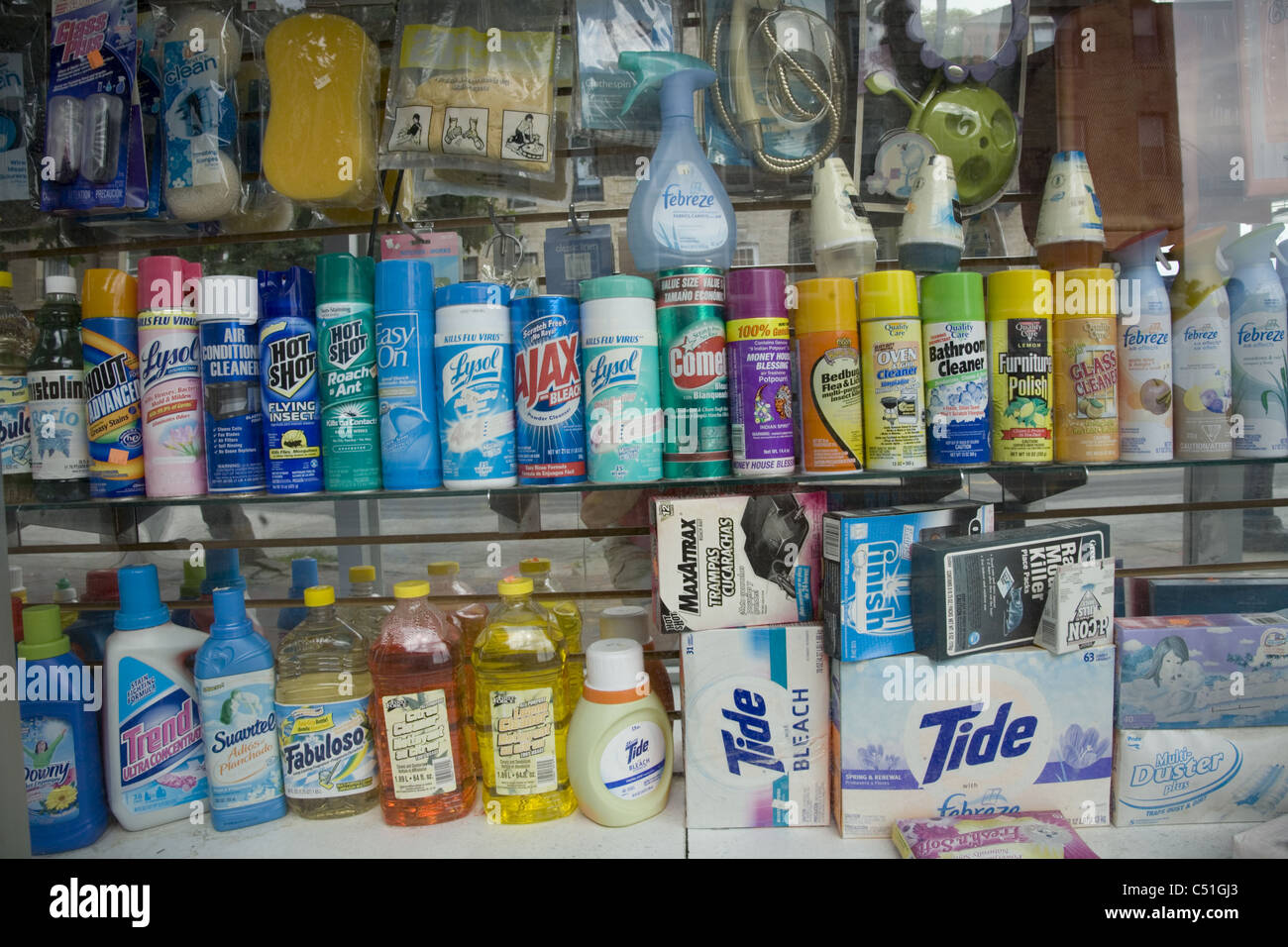 Store Window Display della famiglia detergenti chimici. Brooklyn, New York. Foto Stock