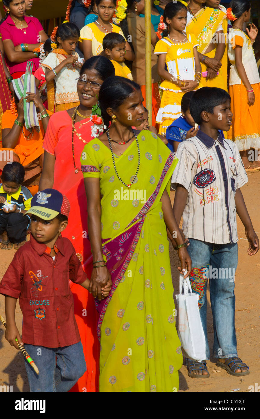 Indian folla, alle famiglie e ai pellegrini, frequentando il Shivaratri festival religioso in Gokarna, nello stato di Karnataka. Foto Stock