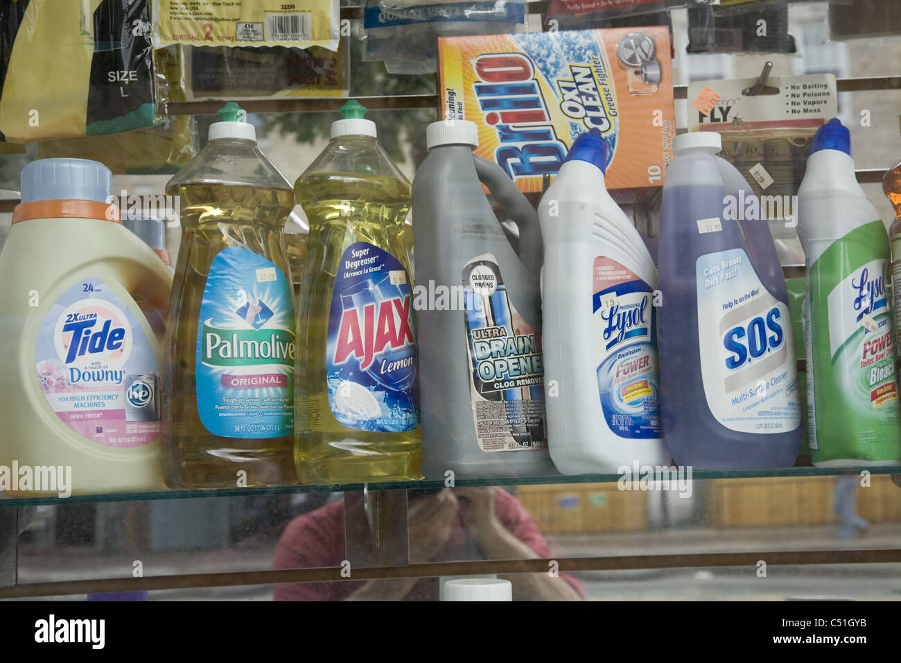 Store Window Display della famiglia detergenti chimici. Brooklyn, New York. Foto Stock