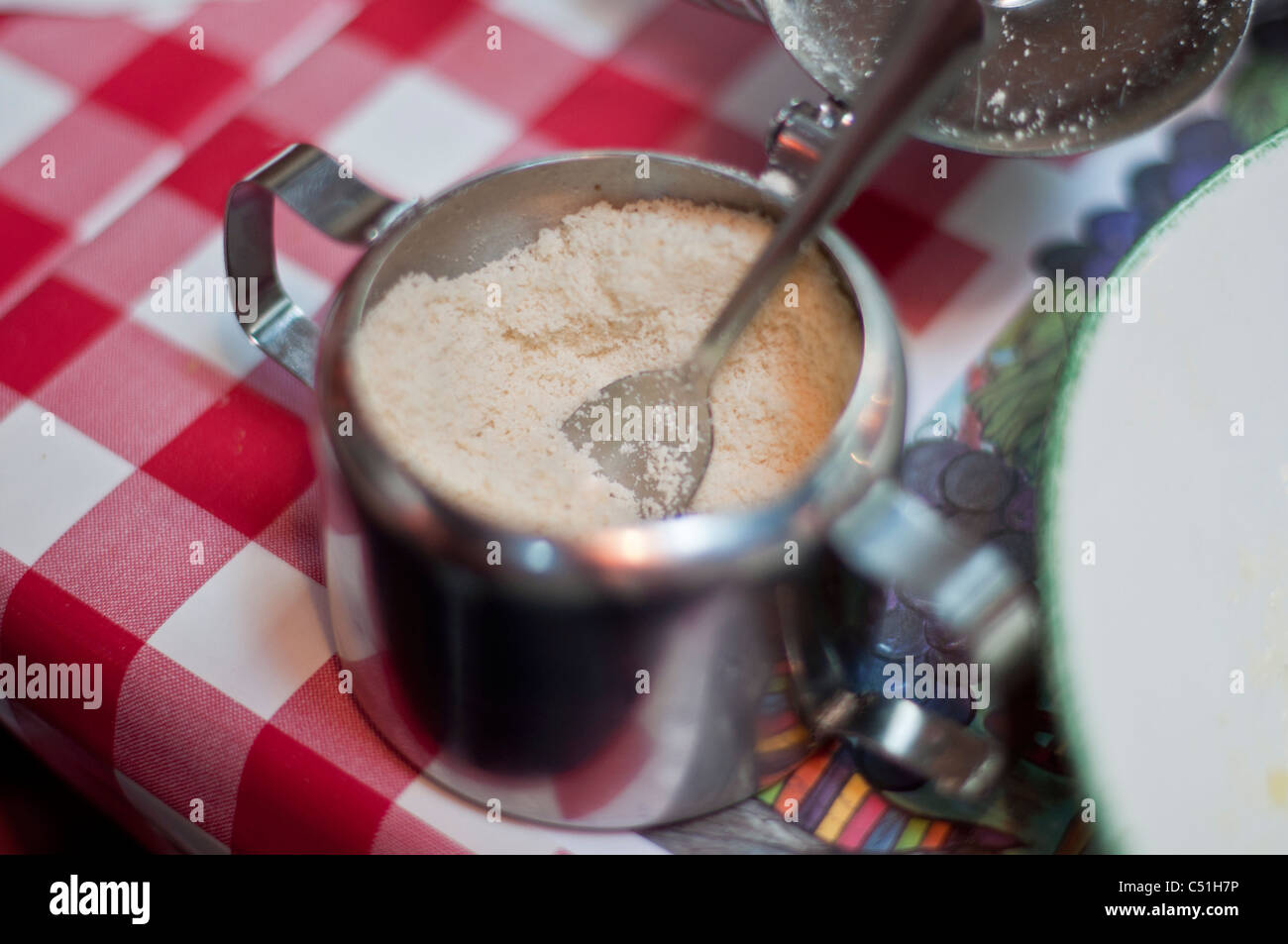 Alcuni la massa di formaggio parmigiano in un ristorante italiano. Foto Stock