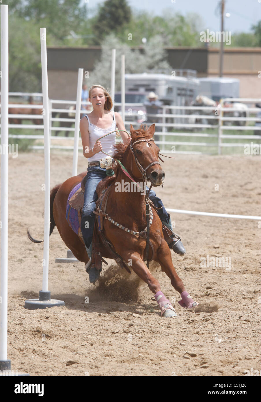 Pole racing sul cavallo evento che si svolgerà durante l annuale orientale indiano Shoshone giorni di eventi a Fort Washakie, Wyoming. Foto Stock