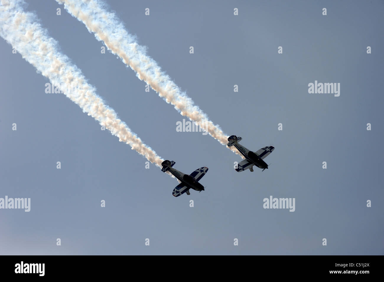 Una coppia di velivoli di acrobazia aerea contro la luce. Spazio per il testo nel cielo. Foto Stock