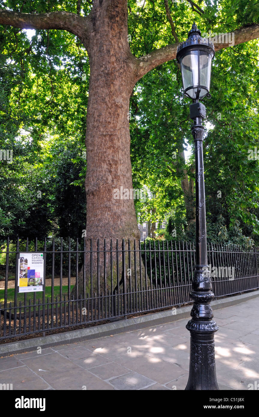 Bedford Square ornato di lampione cercando in piazza giardino privata poster per aprire piazze con giardino weekend Bloomsbury Foto Stock