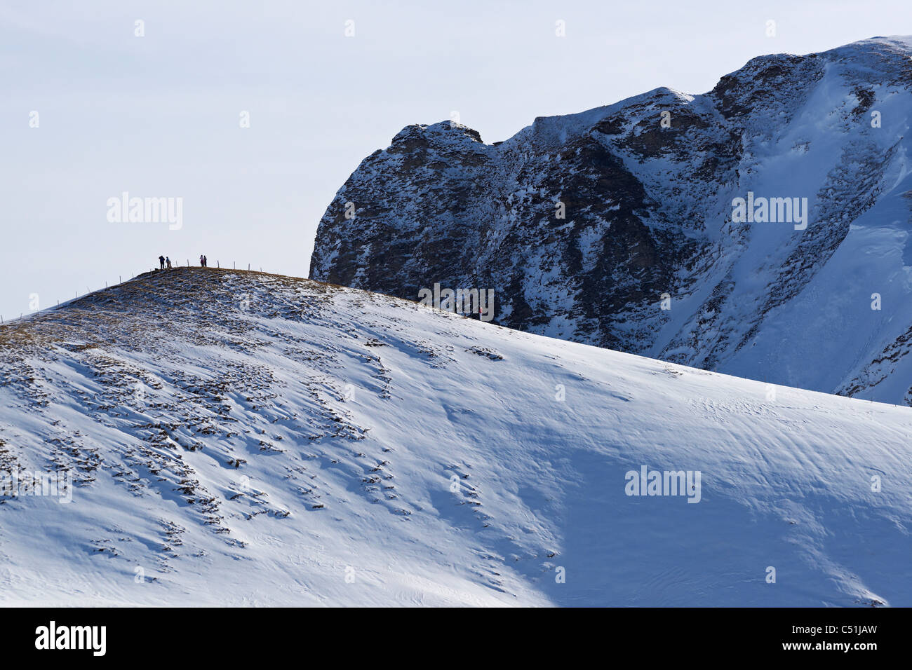 Escursioni nelle montagne coperte di neve Foto Stock