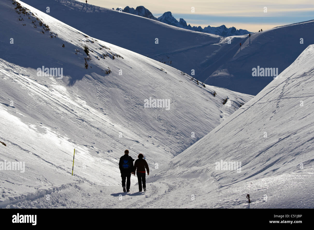 A piedi nelle montagne coperte di neve Foto Stock