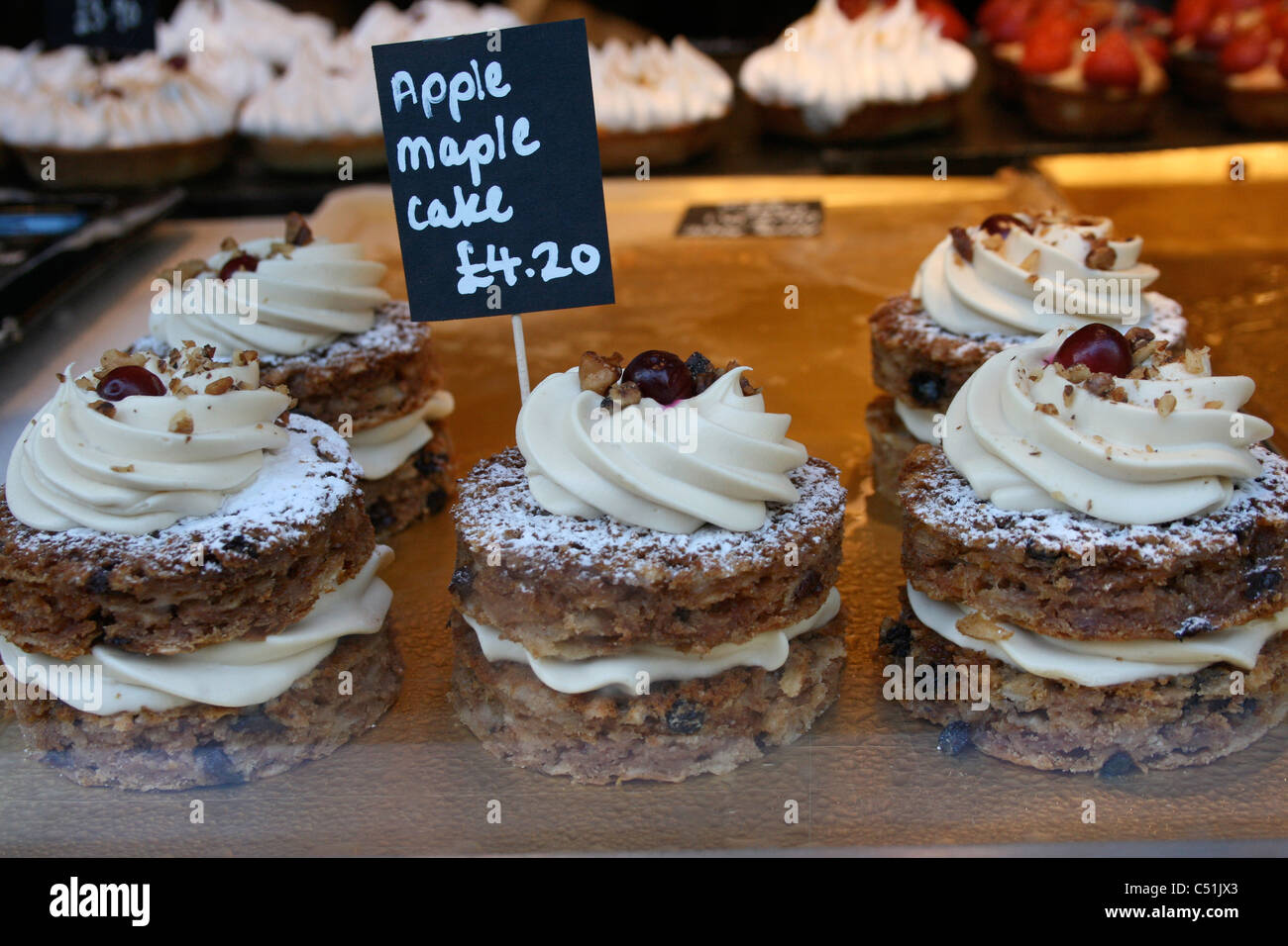 Torte in vetrina Foto Stock