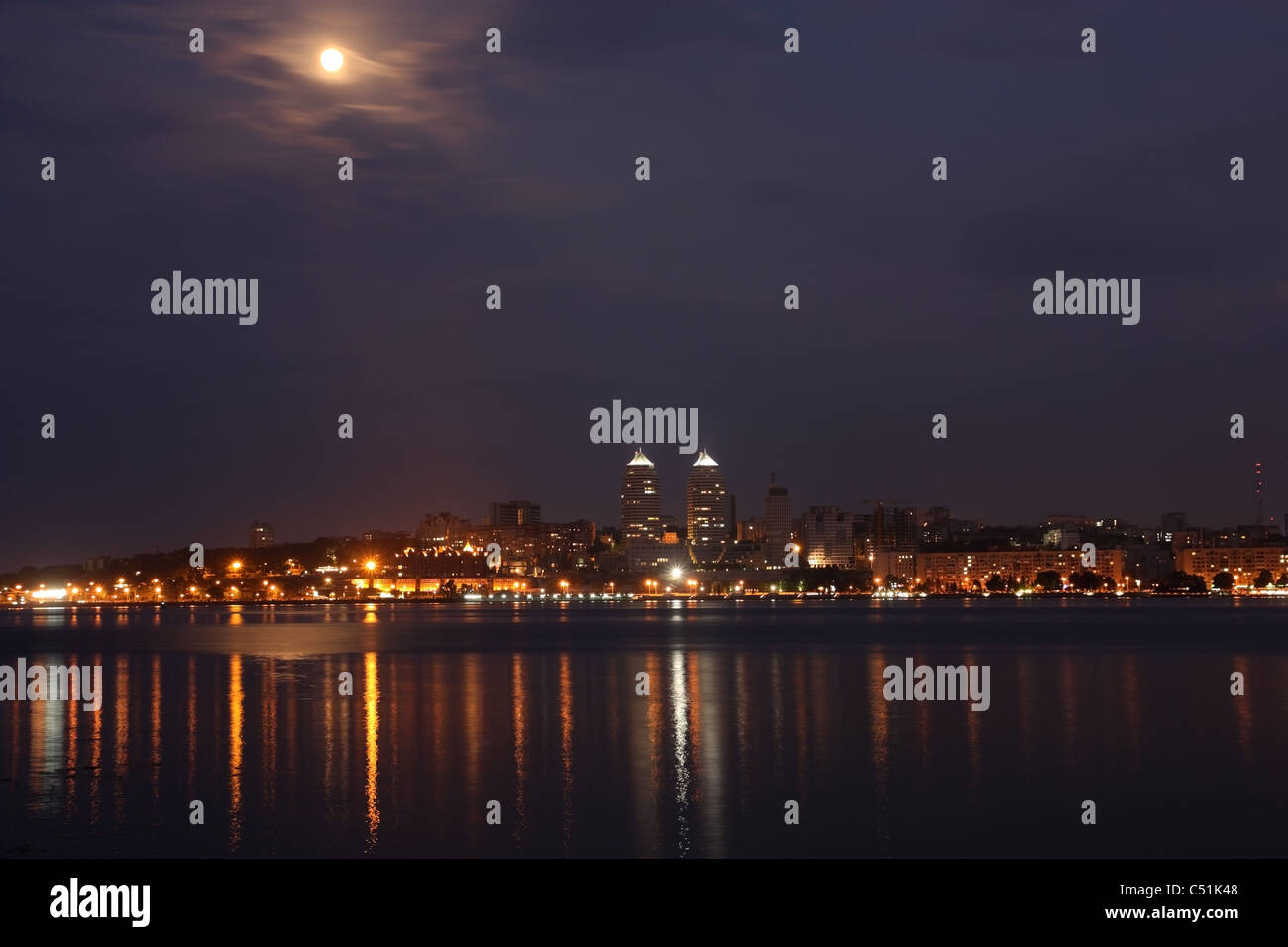 Il paesaggio urbano. La città di notte di Dnepropetrovsk sulla riva del fiume Dnepr Foto Stock