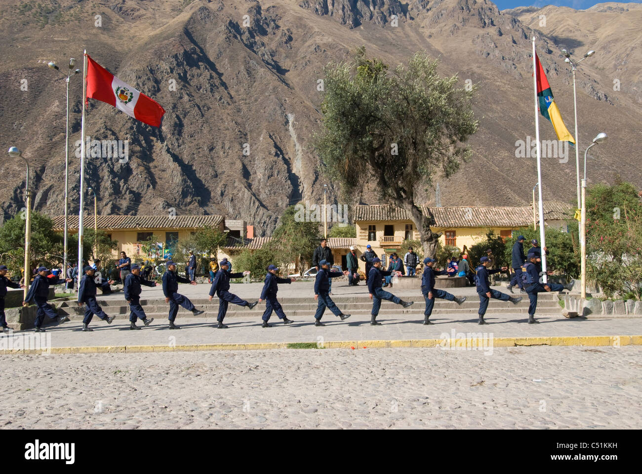 Bandiera sollevamento cerimonia al villaggio di Ollantaytambo vicino a KM 82 l'inizio del cammino degli Inca alla scoperta di Machu Picchu Perù Foto Stock