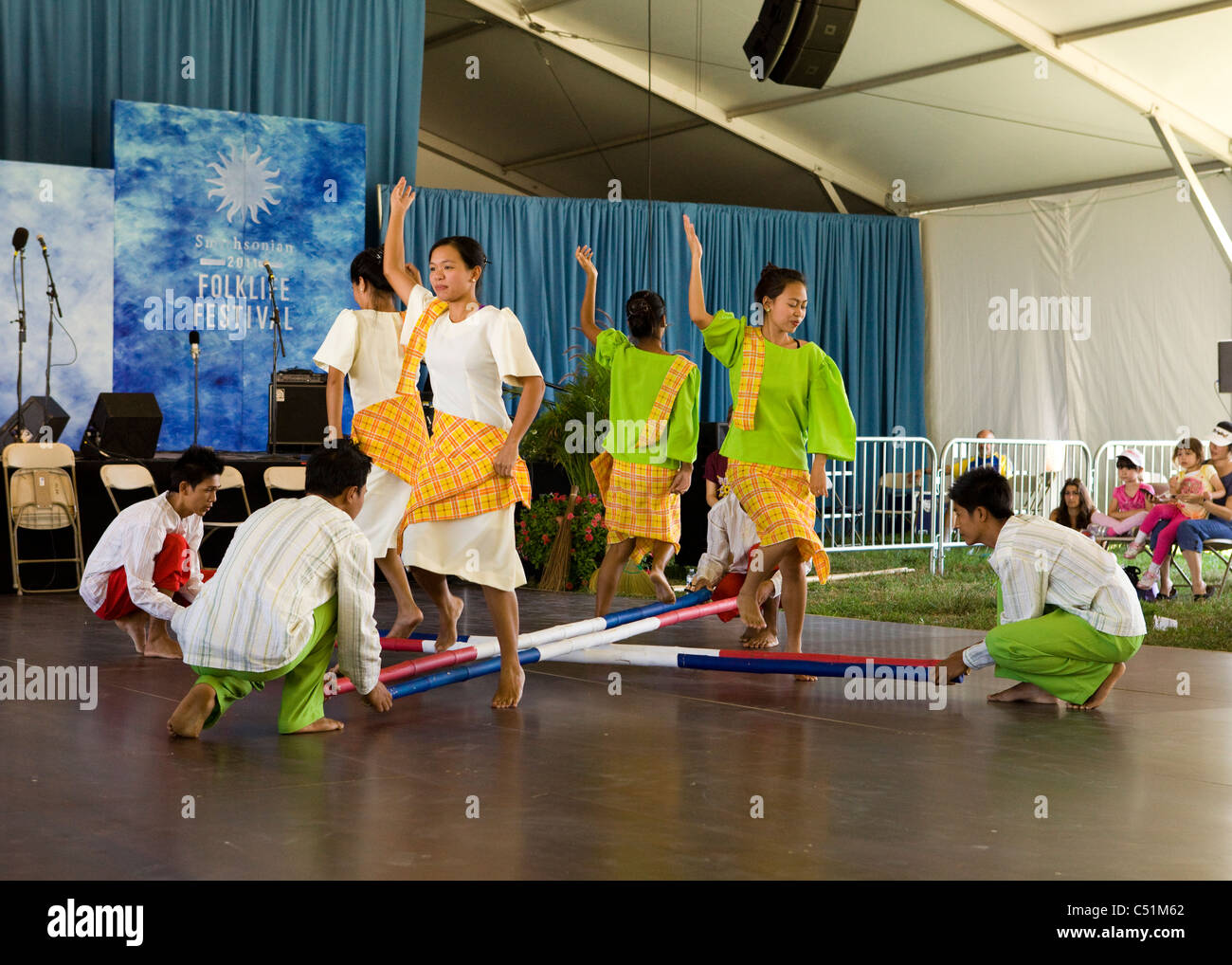 Tinikling (Philippine folk dance) musicisti sul palco - Smithsonian Folklife Festival, Washington DC, Stati Uniti d'America Foto Stock