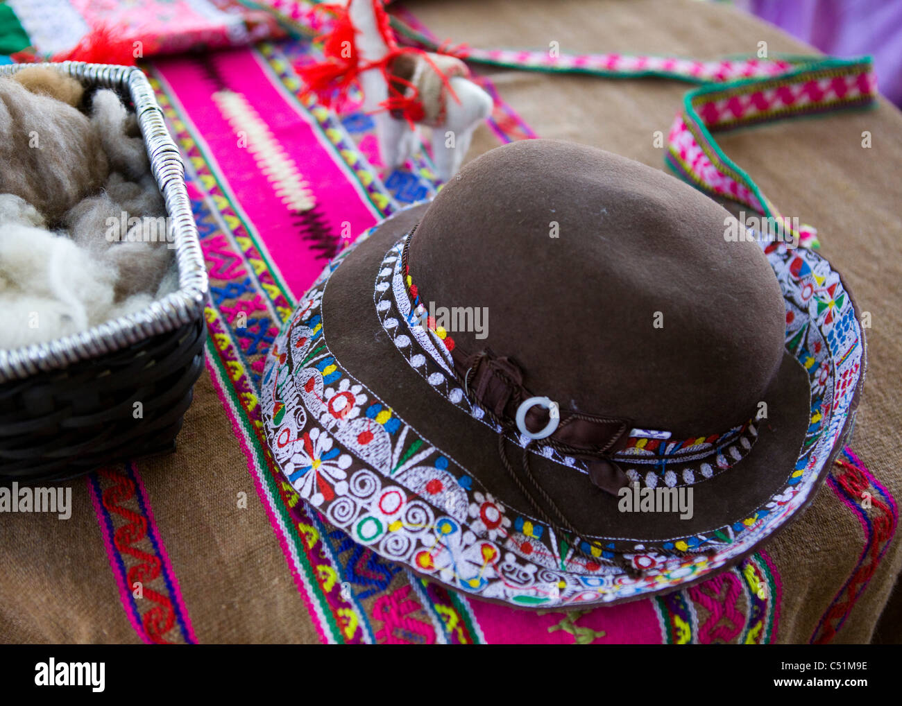 Un decorato in maniera colorata donna colombiano tradizionale cappello di lana Foto Stock