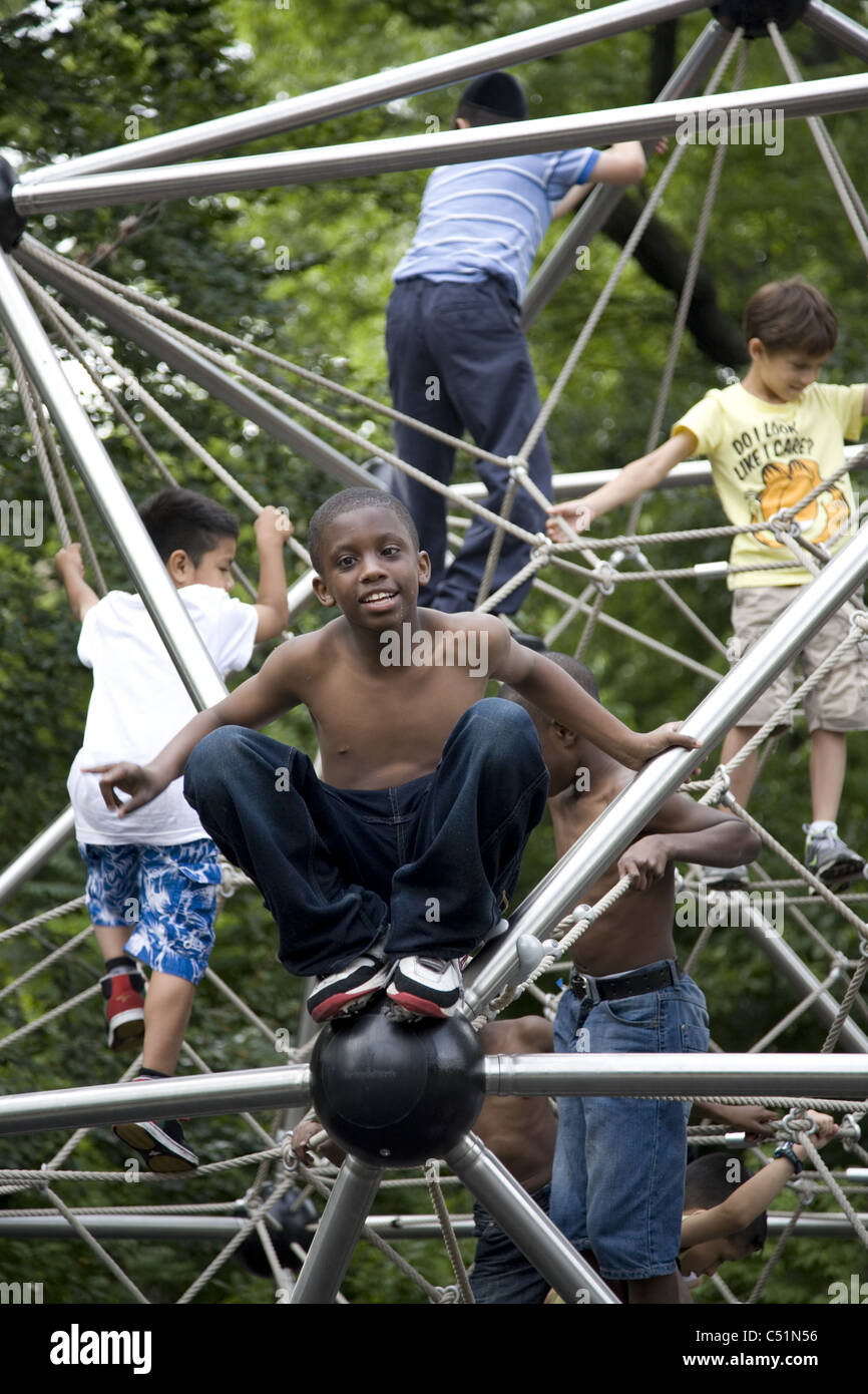 I bambini giocano al Vanderbilt parco giochi a Prospect zPark, Brooklyn, New York. Foto Stock