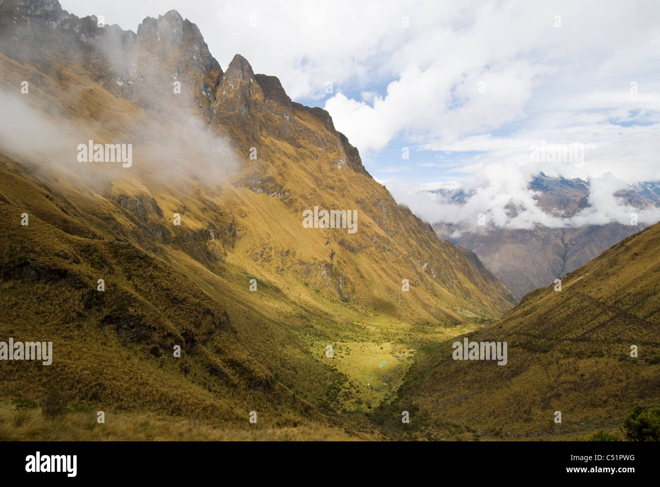 Ande peruviane dal 13,775-ft alta Warmiwanusca (morto donna) passa sul Cammino Inca Foto Stock