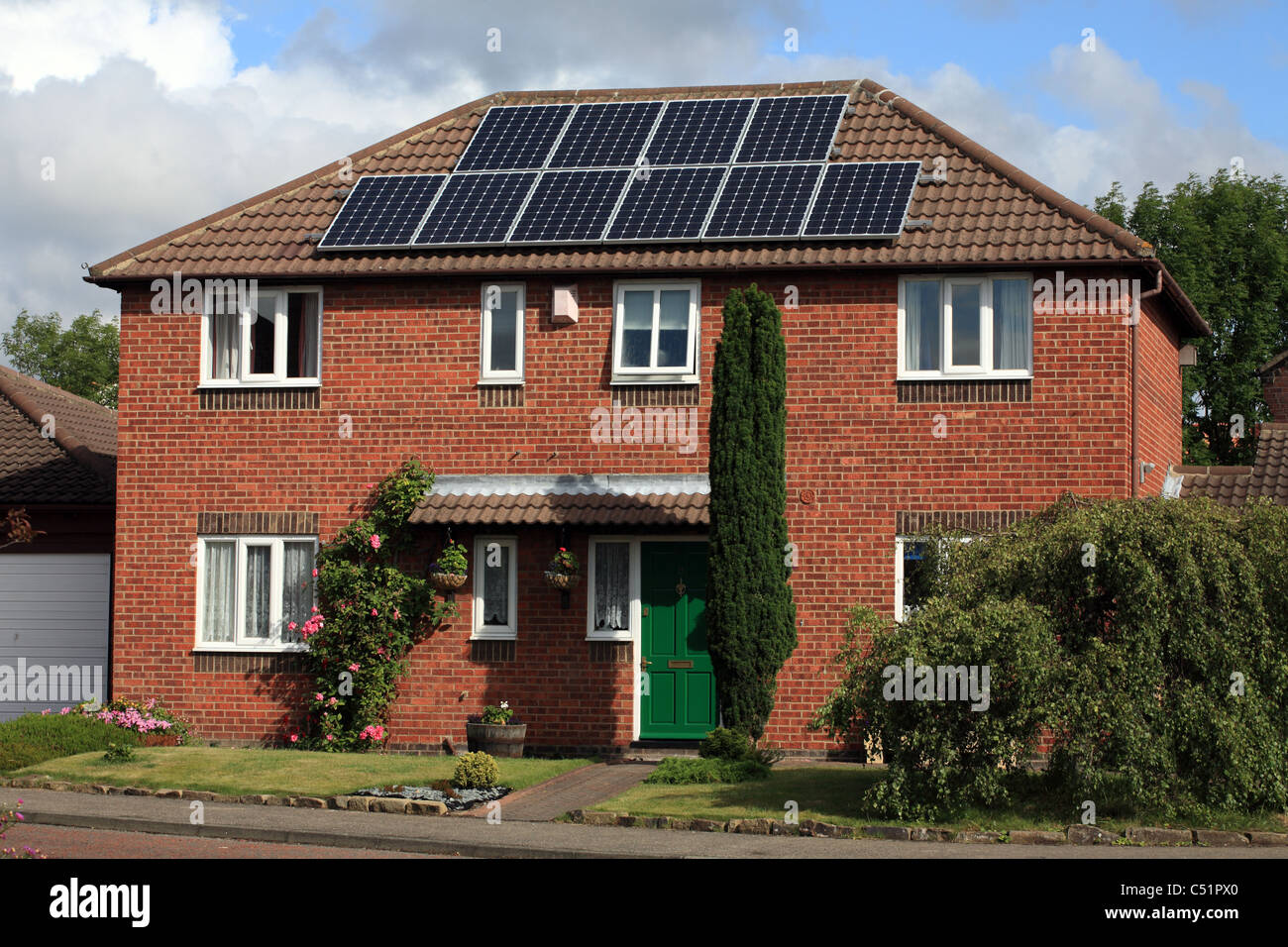 PV Photo Voltaic pannelli solari sulla casa unifamiliare in Inghilterra, Regno Unito Foto Stock