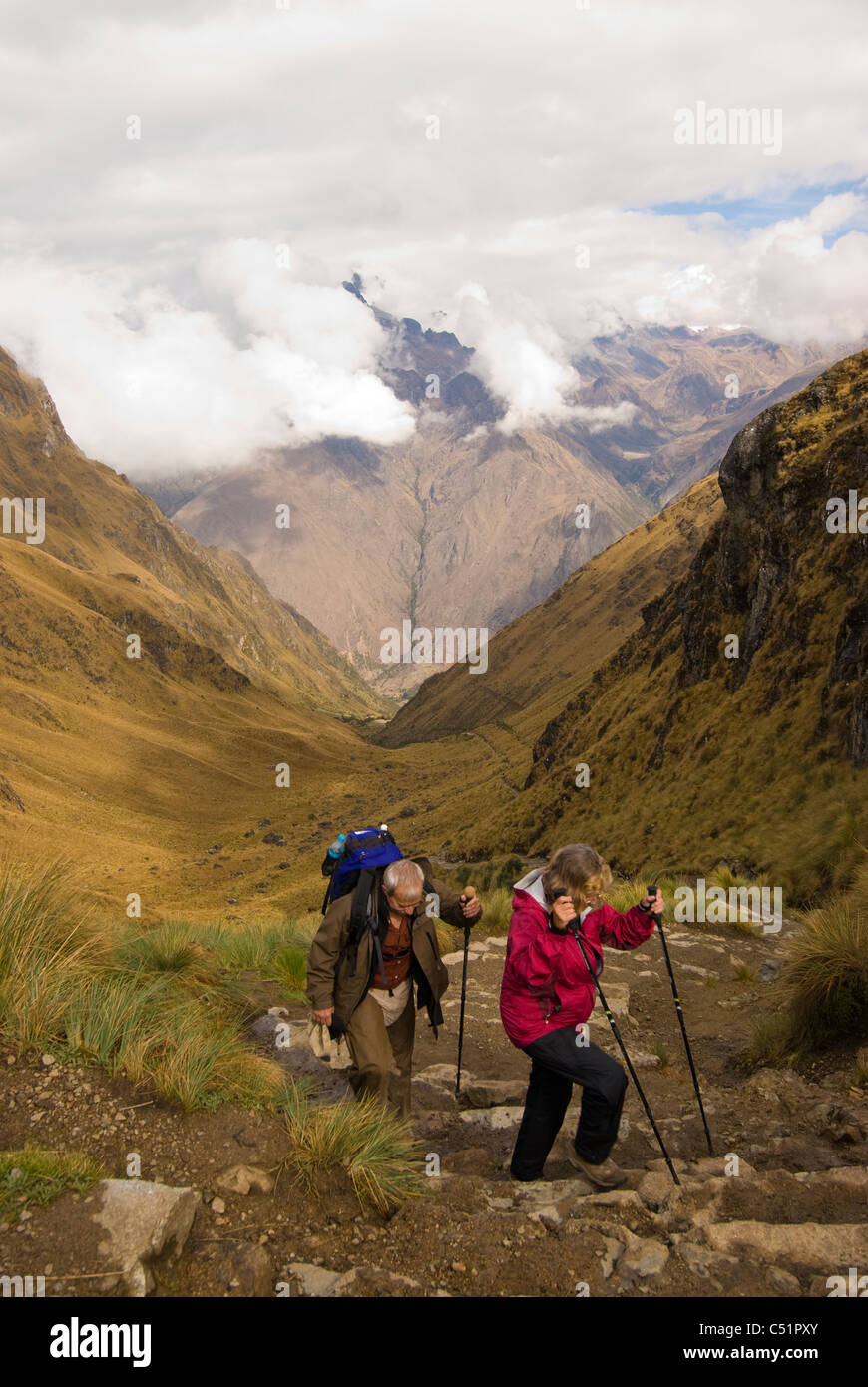 Giovane avvicinando 13,775-piede alta Warmiwanusca (morto donna) passa sul Cammino Inca in Perù Foto Stock