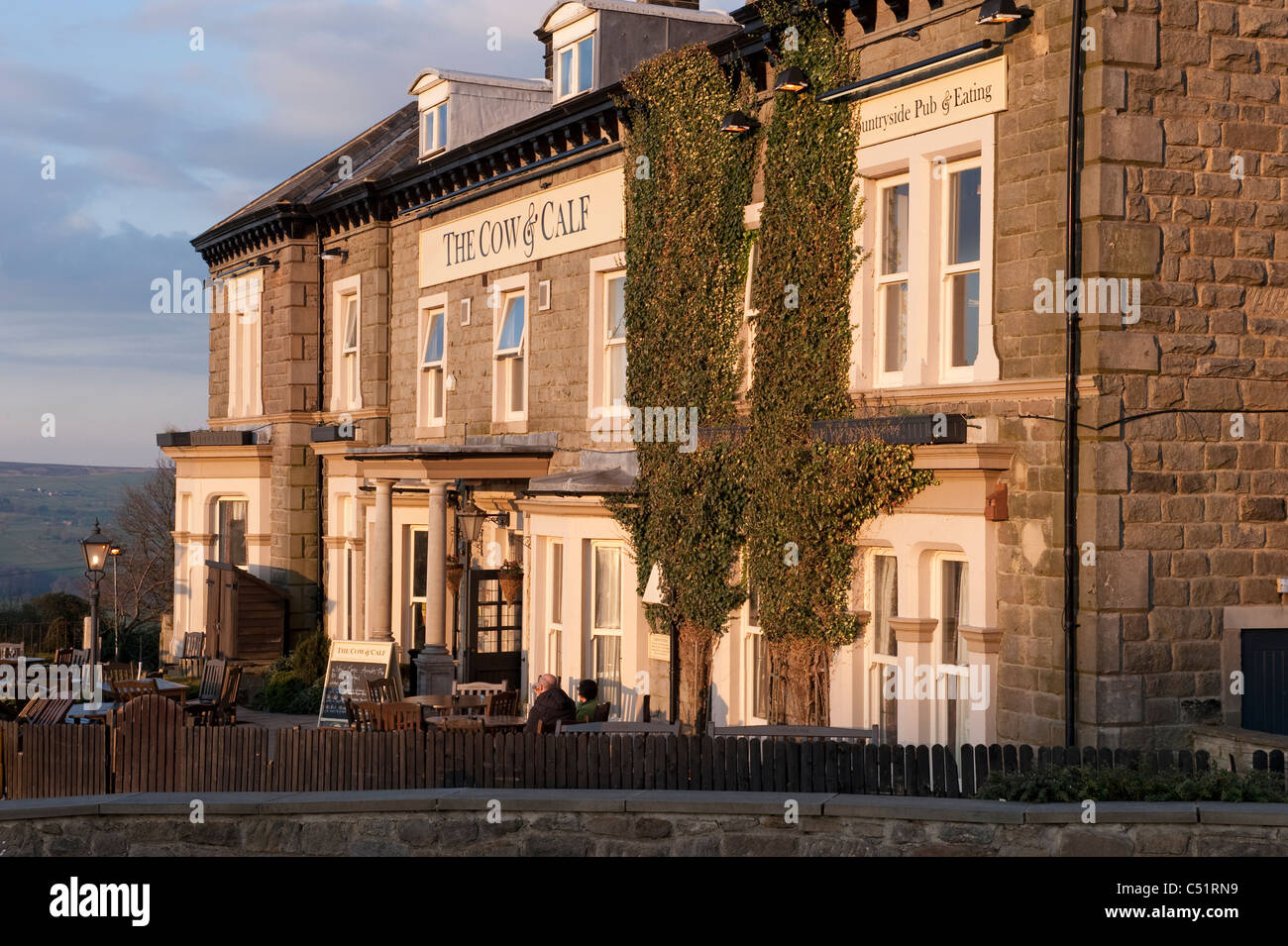 The Cow and Calf Hotel, ristorante tradizionale country pub (esterno) e area salotto esterna (Vintage Inns) - Ilkley Moor, West Yorkshire, Inghilterra, Regno Unito Foto Stock