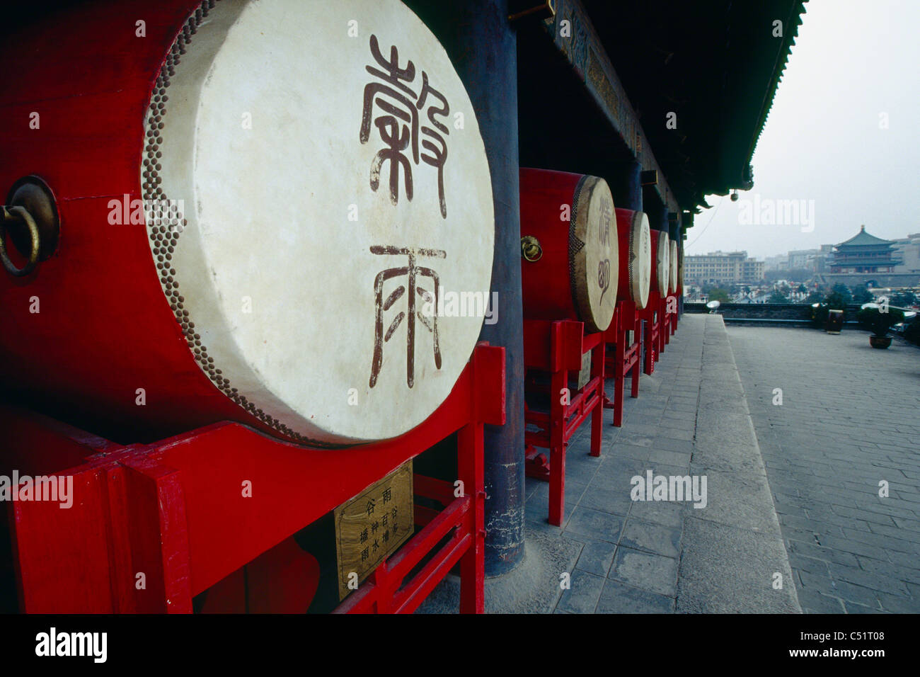 Fila di cinesi tamburi cerimoniali sul display, la Torre del Tamburo, Citta' di Xian, Shaanxi, Cina Foto Stock