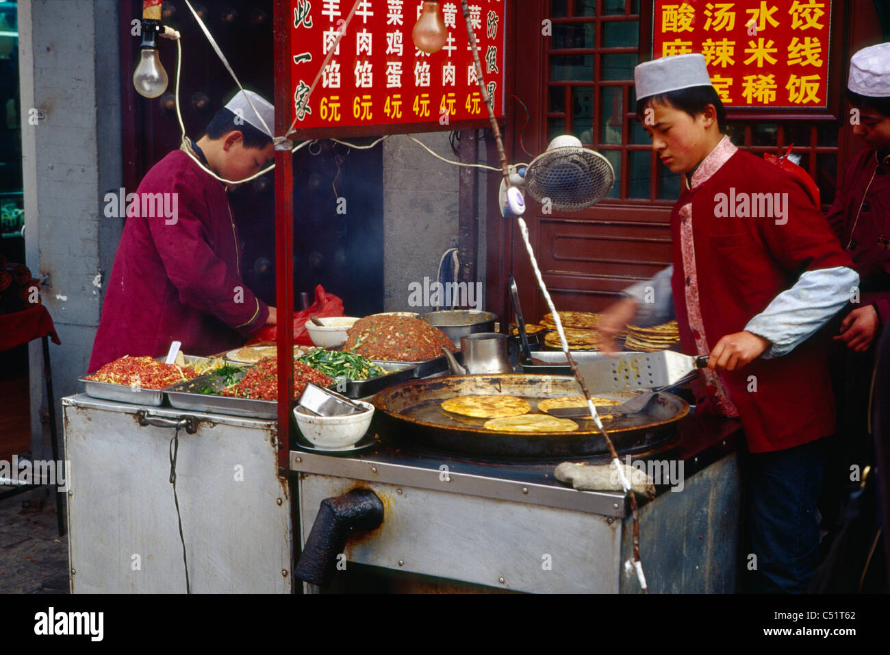 Cucina Outdoor su strada musulmana, Citta' di Xian, Cina Foto Stock