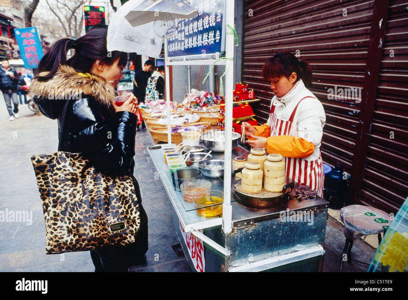 Venditore ambulante sulla strada musulmani preparare un dolce leccornia, Xian, Shaanxi, Cina Foto Stock