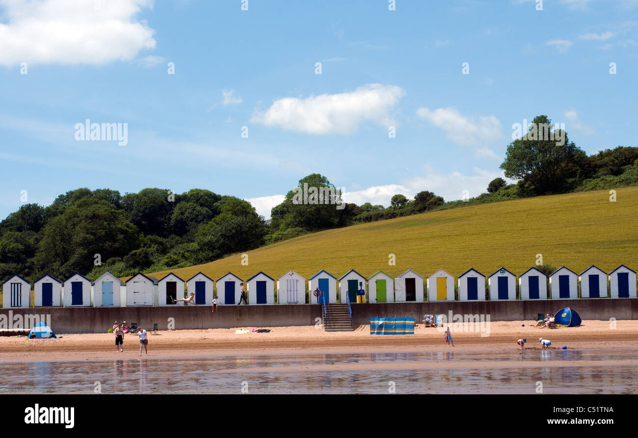 Broadsands beach,Beachhuts e campi verdi, barche, blu, mare, cielo, mare, scena SEASHORE, bagnanti, costiere,famiglia Foto Stock